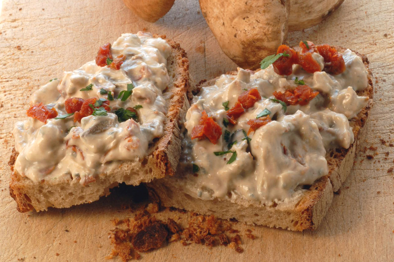 Brotaufstrich mit Steinpilzen, Gorgonzola und getrockneten Tomaten
